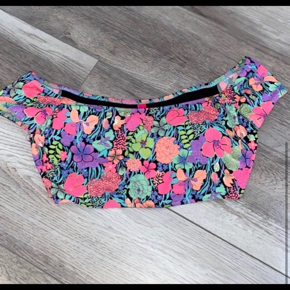 Victoria’s Secret Crop Swim Top - Picture 2 of 2